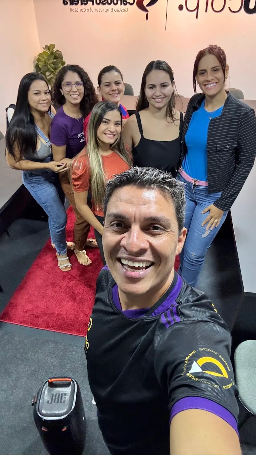 Selfie do Jackson com alunas sorrindo durante uma aula da Ousadia