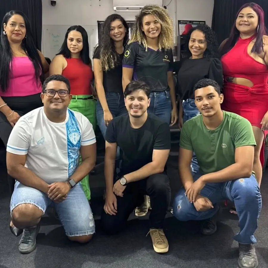Turma de Social Media da Ousadia posando em duas fileiras na sala de aula