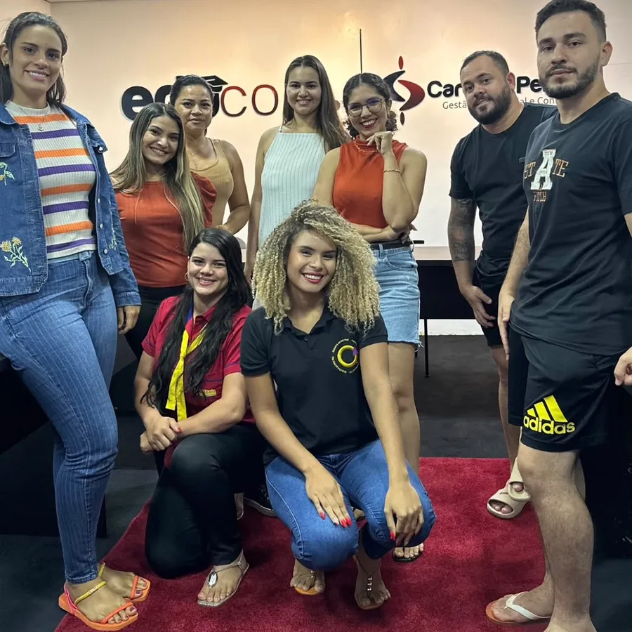 Turma de Social Media da Ousadia reunida no fim da aula, sobre o tapete vermelho