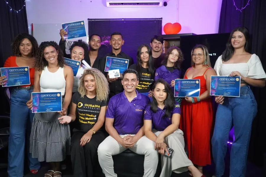 Turma da Escola Ousadia com os certificados na mão, com o Jackson e o time ao centro
