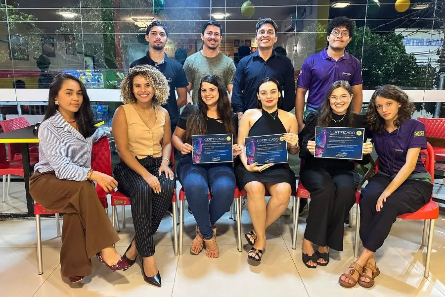 Alunos e alunas posando com os certificados em uma turma da Ousadia
