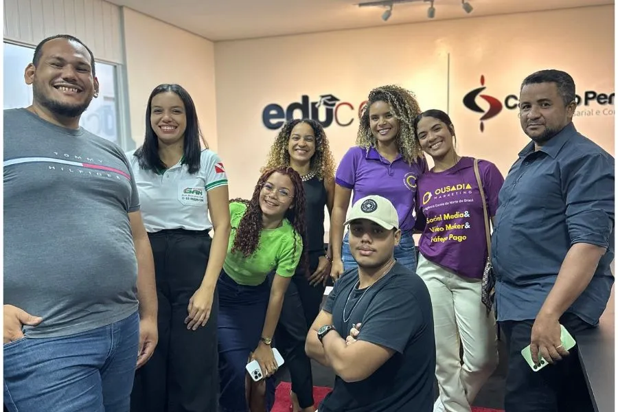 Alunos e alunas sorrindo na sala de aula da Ousadia
