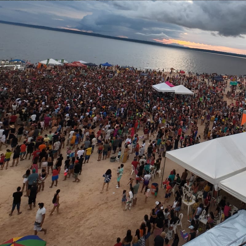 Público lotando a praia durante o Festival do Caratinga 2025