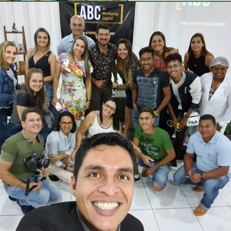 Alunos e equipe da Ousadia ao fim de uma turma