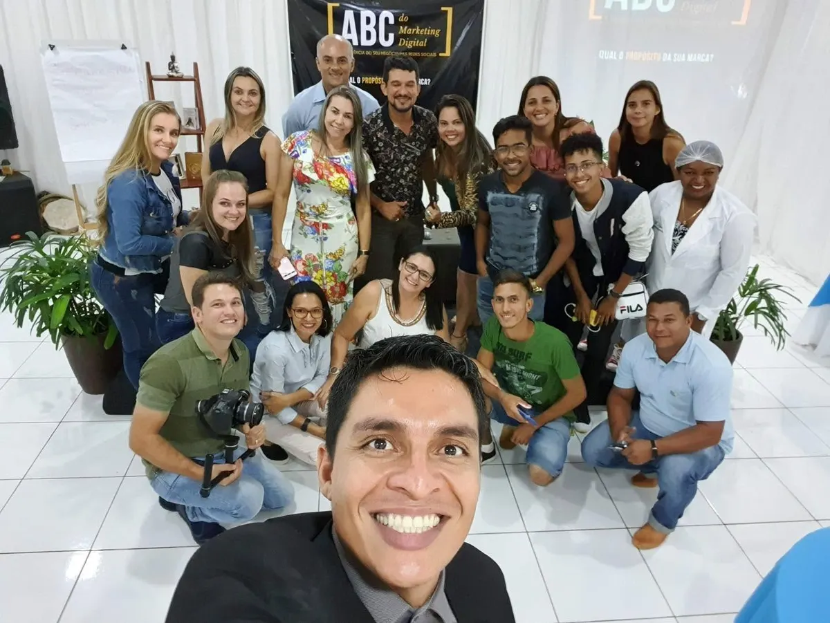 Jackson em selfie com uma turma do ABC do Marketing Digital