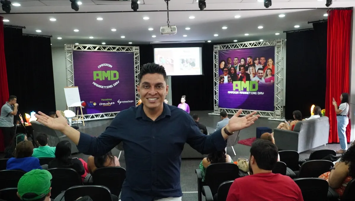 Jackson, fundador da Ousadia, no palco do Amazon Marketing Day