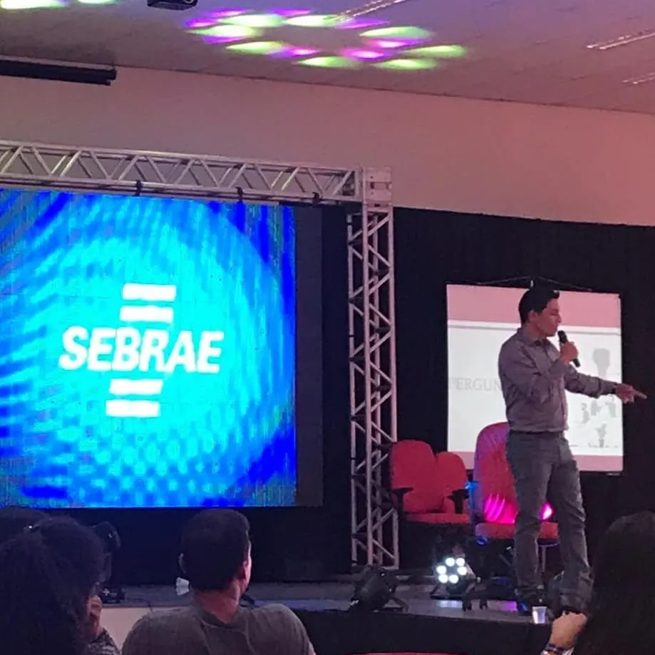 Jackson palestrando em evento do Sebrae