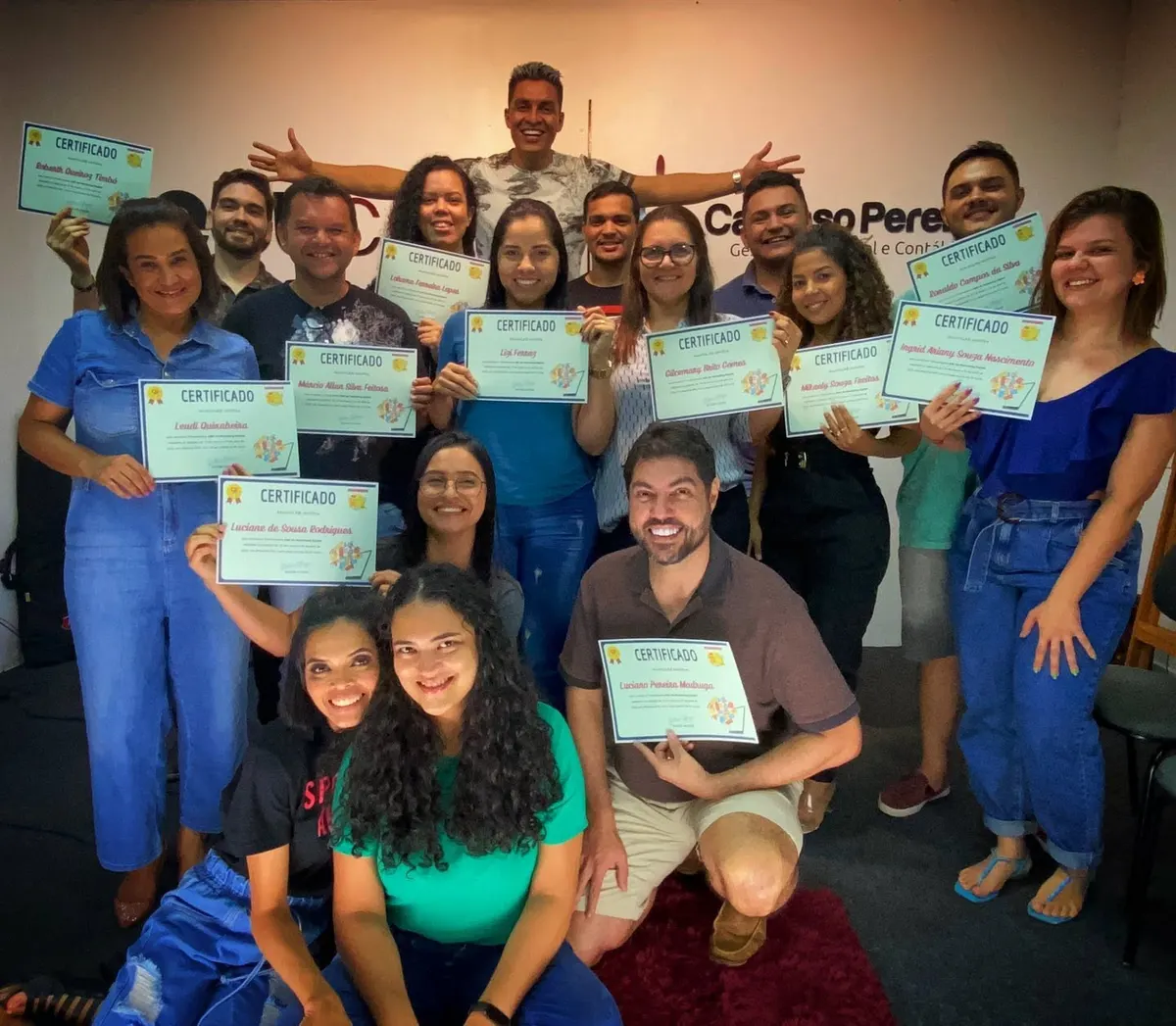 Turma comemorando com os certificados na mão